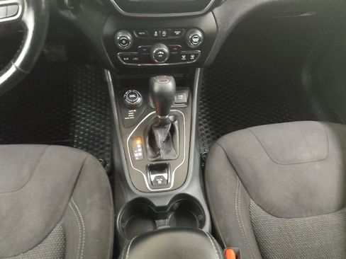 Used 2019 Jeep Cherokee Latitude w/ Cold Weather Group AWD/4WD image 26