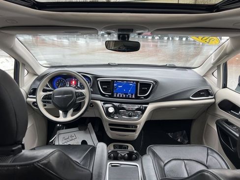 Used 2020 Chrysler Pacifica Limited image 24