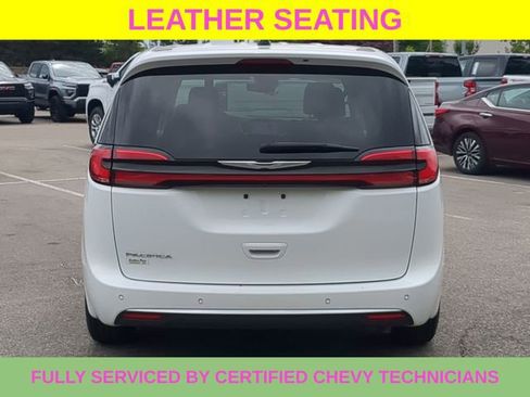 Used 2023 Chrysler Pacifica Touring-L FWD image 7