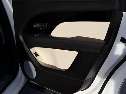 Used 2023 Bentley Bentayga Extended Wheelbase image 18