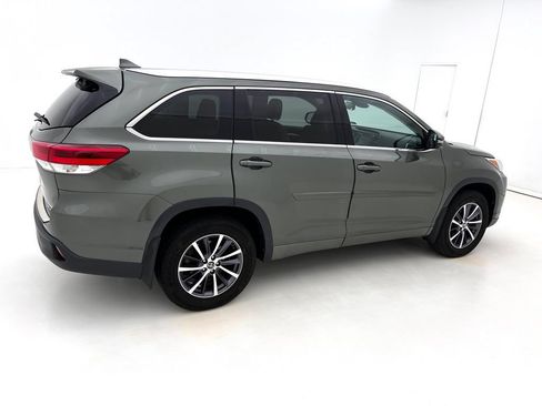 Used 2017 Toyota Highlander XLE AWD/4WD image 6