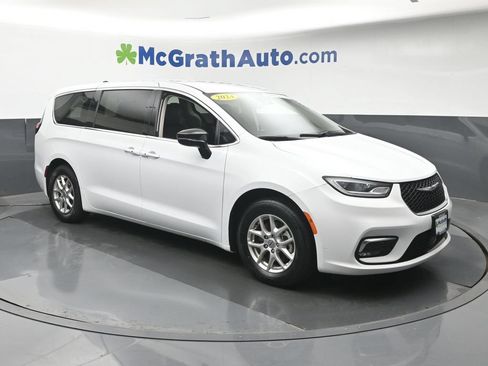 Used 2024 Chrysler Pacifica Touring-L FWD image 2