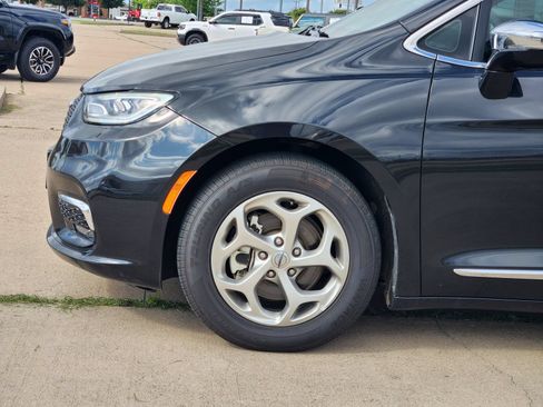 Used 2023 Chrysler Pacifica Limited FWD image 10