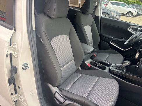 Used 2025 Kia Soul LX w/ LX Technology Package FWD image 34