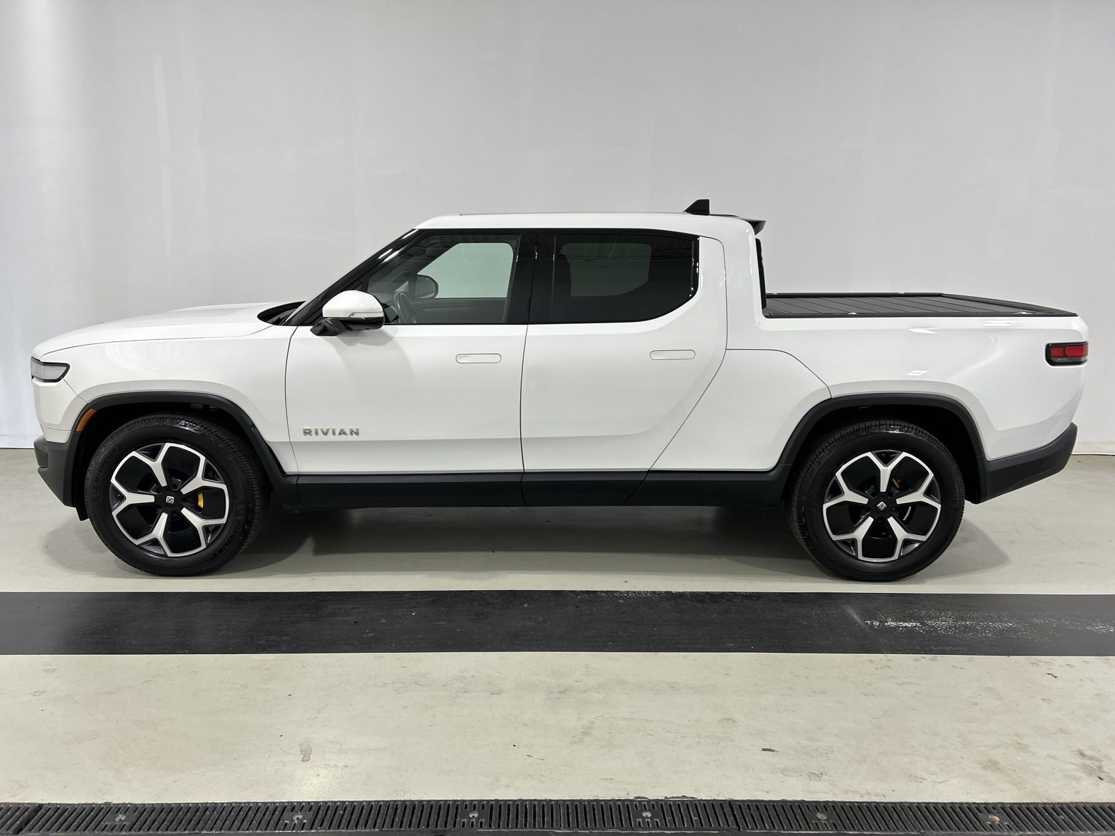 Used 2022 Rivian R1T Adventure AWD/4WD image 2