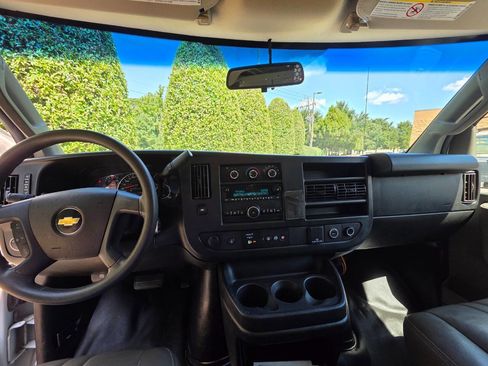Used 2018 Chevrolet Express 2500 w/ Driver Convenience Package image 13