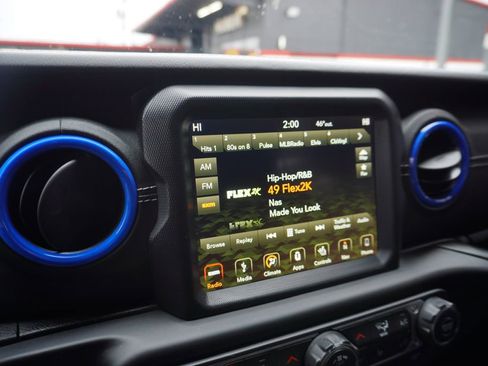 Used 2018 Jeep Wrangler Unlimited Sahara image 16