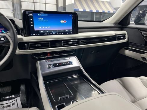Used 2025 Lincoln Aviator AWD w/ Jet Appearance Package image 29