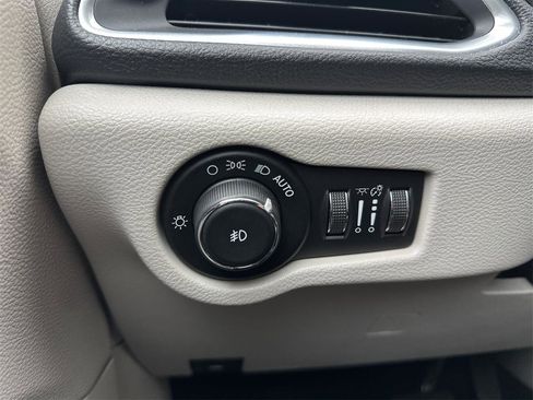Used 2017 Chrysler Pacifica Limited FWD image 18