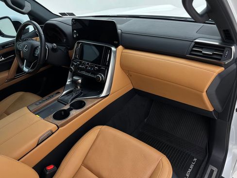 Used 2024 Lexus LX 600 4WD w/ Luxury Package image 13