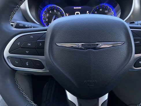 Used 2024 Chrysler Pacifica Touring-L image 14