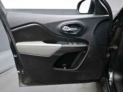 Used 2014 Jeep Cherokee Limited w/ Technology Group FWD image 12