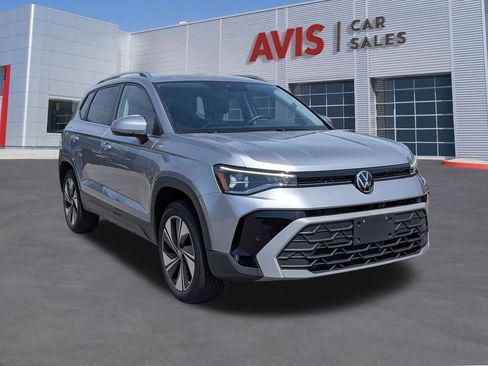 Used 2025 Volkswagen Taos SE AWD/4WD image 3