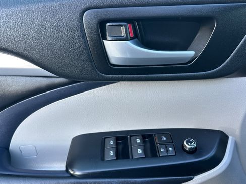 Used 2019 Toyota Highlander XLE image 11