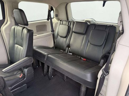 Used 2016 Chrysler Town & Country Touring image 12