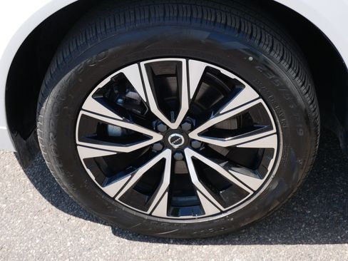 Used 2025 Volvo XC60 B5 Plus AWD/4WD image 15