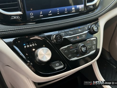 Used 2023 Chrysler Pacifica Limited FWD image 20