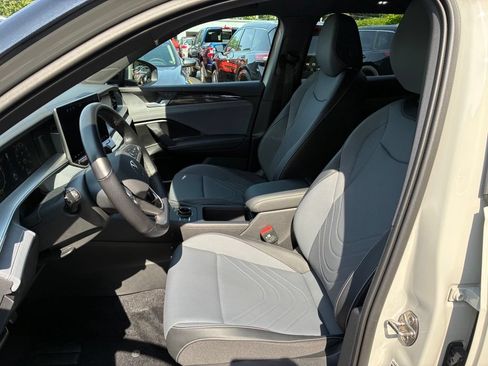 Used 2025 Volkswagen Tiguan SE R-Line AWD/4WD image 15
