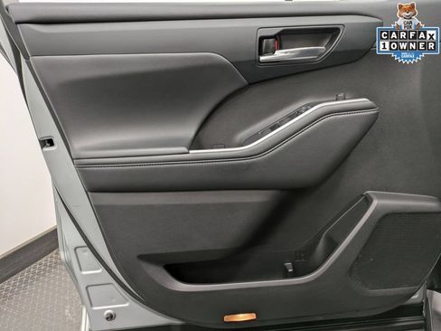 Used 2021 Toyota Highlander XLE AWD/4WD image 8
