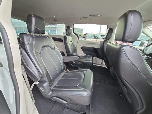Used 2023 Chrysler Pacifica Touring-L FWD image 39