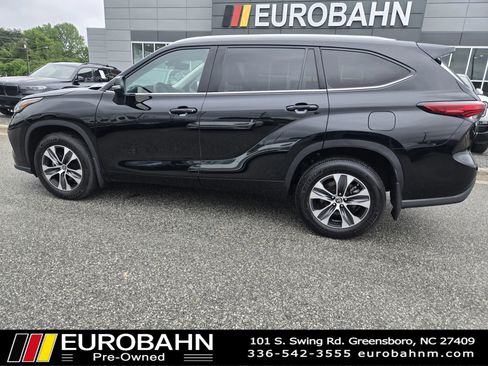 Used 2022 Toyota Highlander XLE AWD/4WD image 29