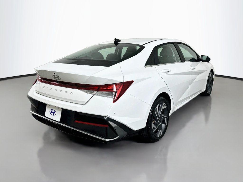 Used 2025 Hyundai Elantra SEL FWD image 5