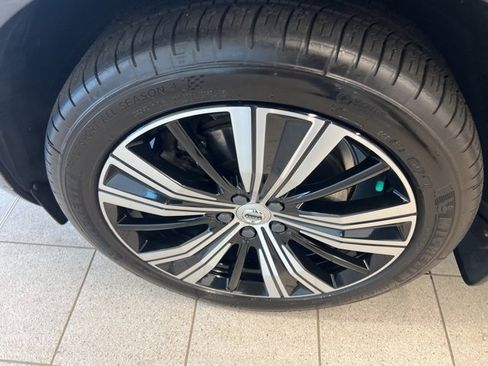 Used 2022 Volvo XC60 B6 Inscription w/ Protection Package Premier image 12