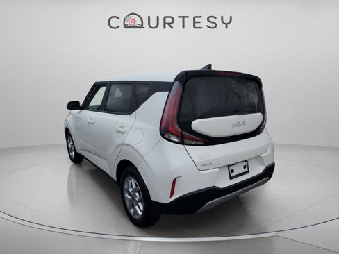 Certified 2025 Kia Soul LX image 2