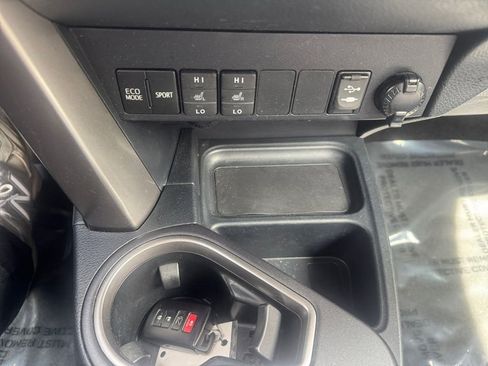 Used 2018 Toyota RAV4 XLE AWD/4WD image 24