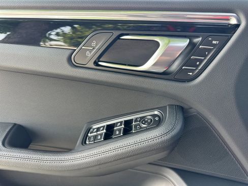 Certified 2025 Porsche Macan AWD/4WD image 12