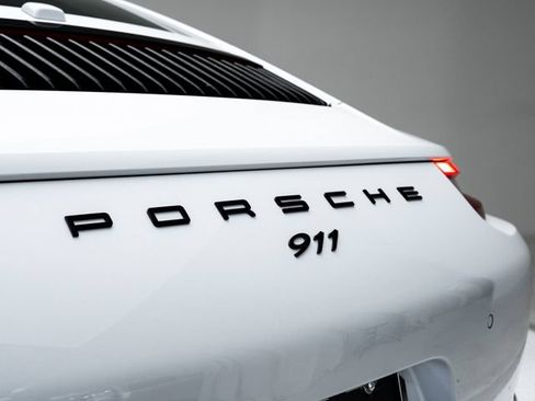 Certified 2018 Porsche 911 Carrera RWD image 35