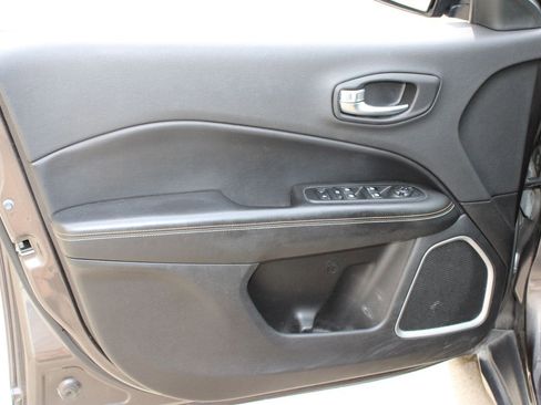 Used 2018 Jeep Compass Latitude image 12