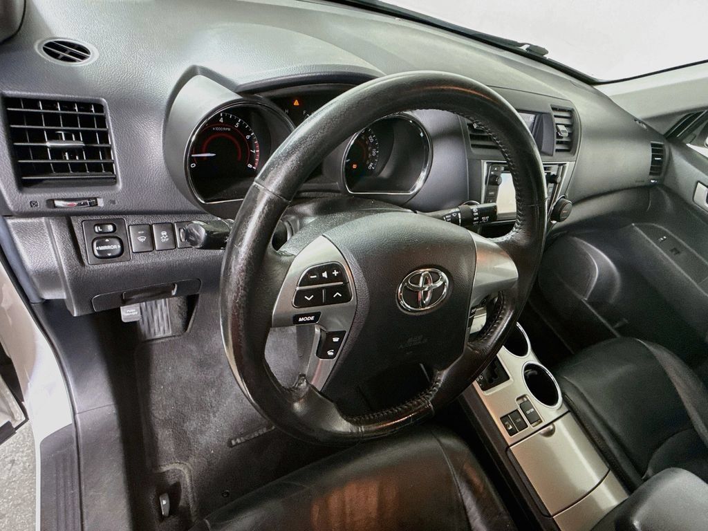 Used 2013 Toyota Highlander SE AWD/4WD image 9