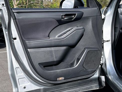 Used 2025 Toyota Highlander LE image 21