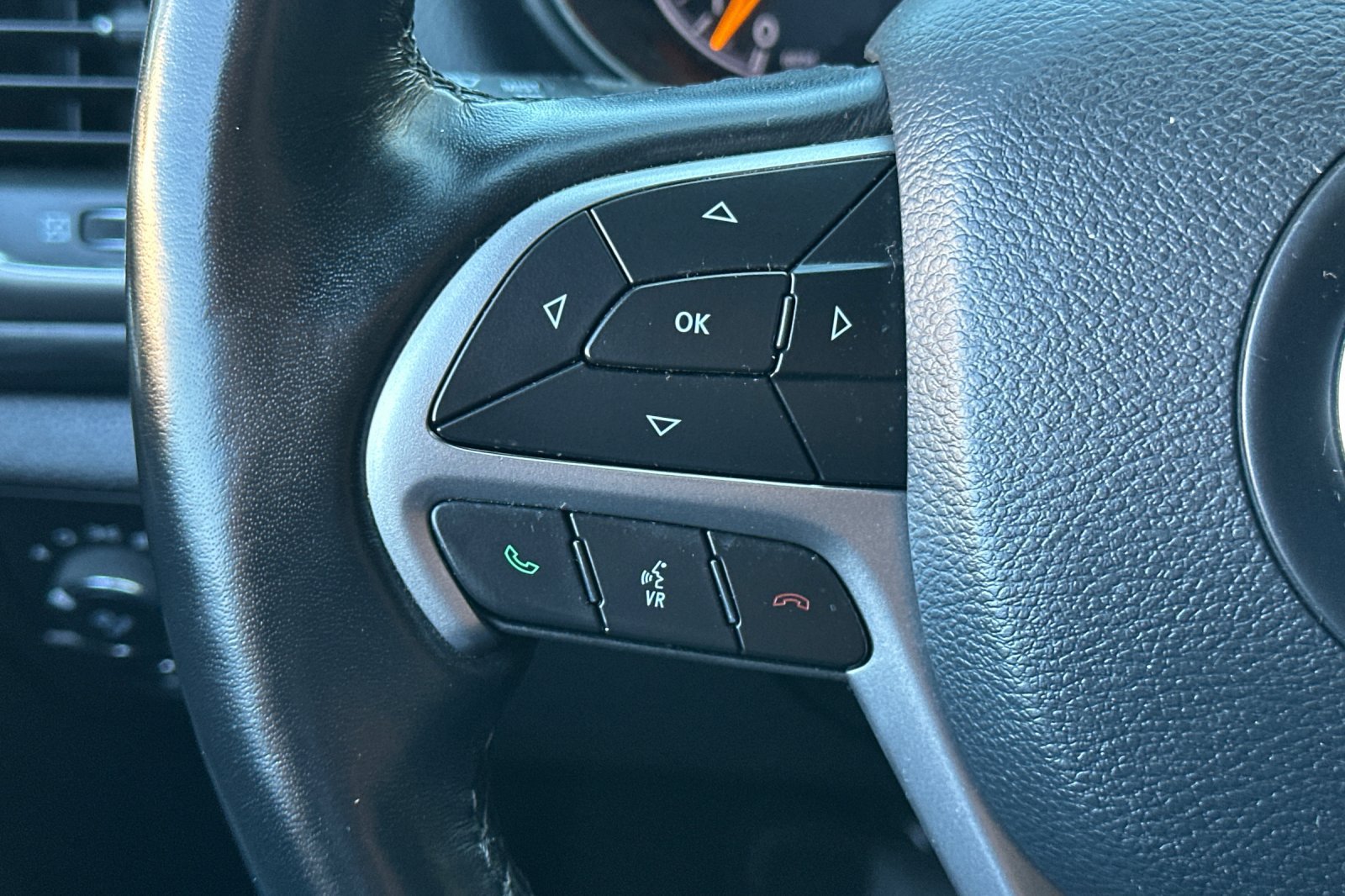 Used 2020 Jeep Grand Cherokee Altitude AWD/4WD image 30