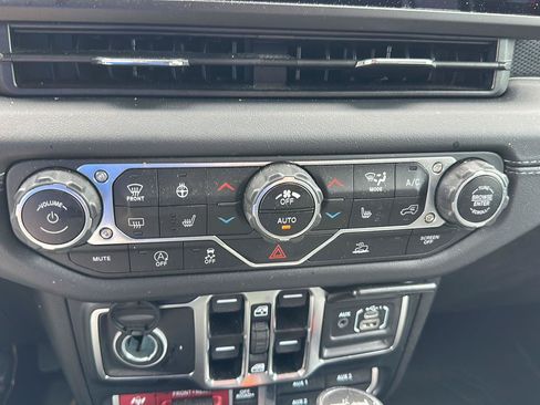 Used 2024 Jeep Wrangler Unlimited Rubicon w/ Convenience Group AWD/4WD image 19