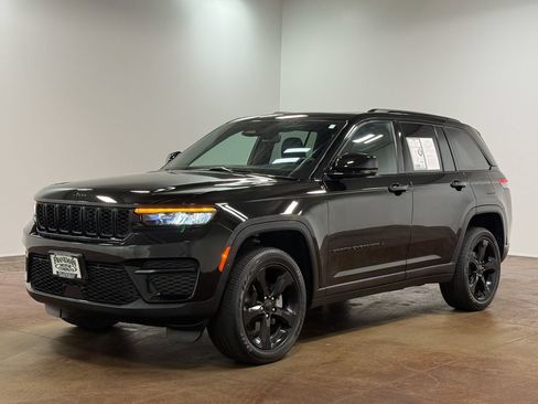 Used 2024 Jeep Grand Cherokee Altitude AWD/4WD image 28