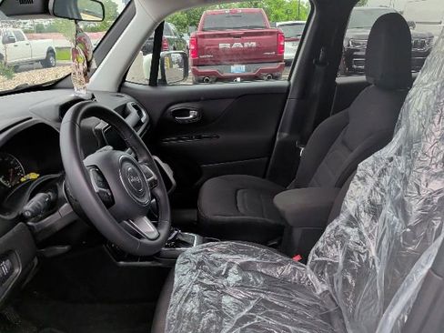 Used 2018 Jeep Renegade Latitude AWD/4WD image 5