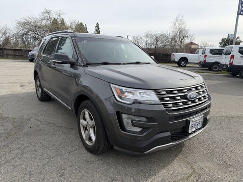 Used 2017 Ford Explorer XLT w/ Equipment Group 202A image 7
