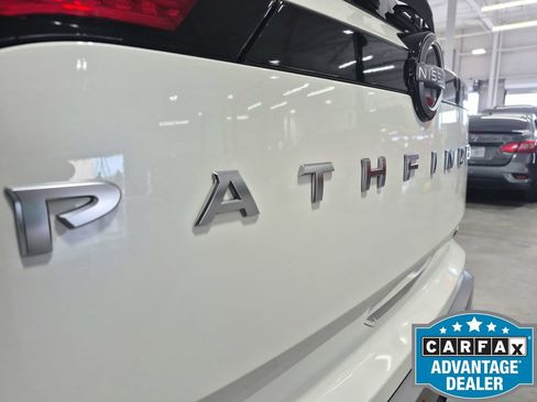 Used 2023 Nissan Pathfinder SL FWD image 34