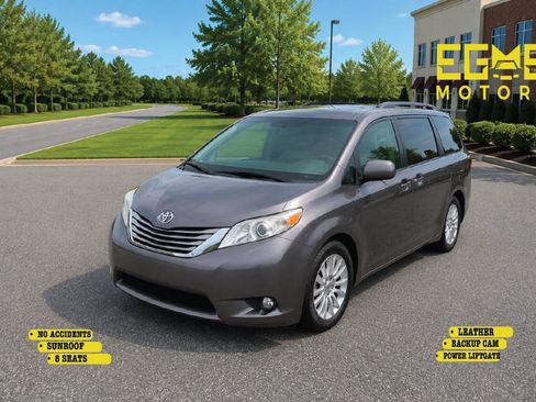 Used 2015 Toyota Sienna XLE w/ XLE Navigation Package FWD image 2