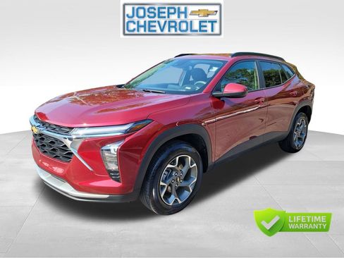 Used 2025 Chevrolet Trax LT FWD image 2