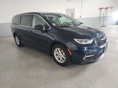 New 2023 Chrysler Pacifica Touring-L FWD image 5