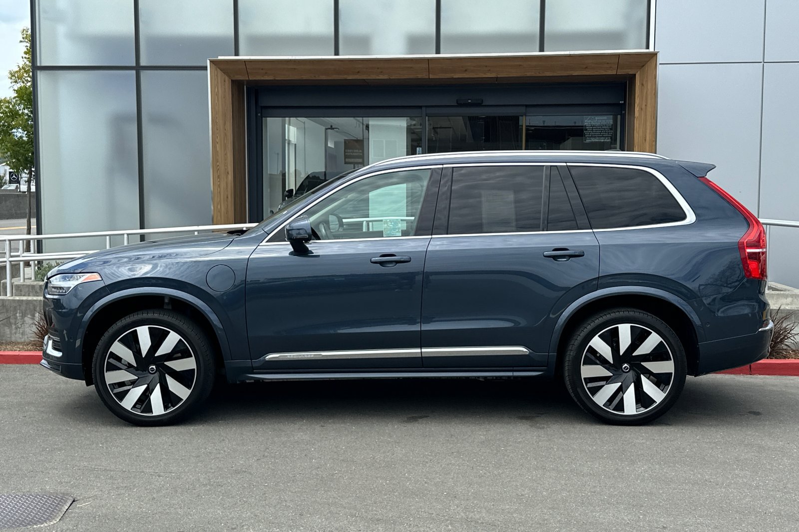 Used 2023 Volvo XC90 T8 Ultimate w/ Protection Package Premier AWD/4WD image 6
