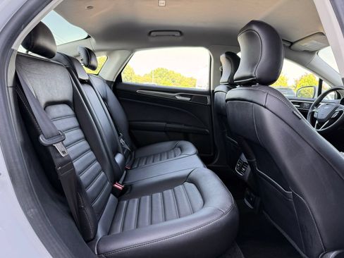 Used 2018 Ford Fusion SE w/ Equipment Group 602A FWD image 18