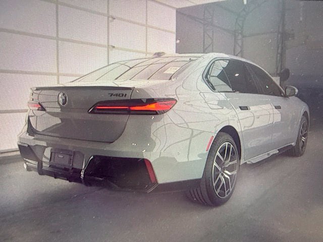 Used 2023 BMW 740i RWD image 3