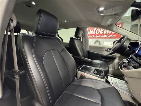 Used 2024 Chrysler Pacifica Select image 11