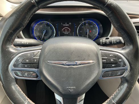 Used 2019 Chrysler Pacifica Touring-L FWD image 15