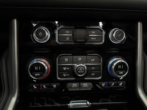 Used 2024 GMC Yukon XL Denali image 21