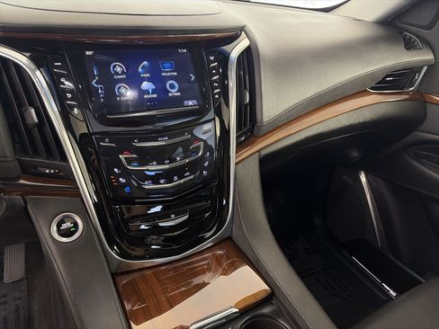 Used 2017 Cadillac Escalade Premium Luxury AWD/4WD image 4